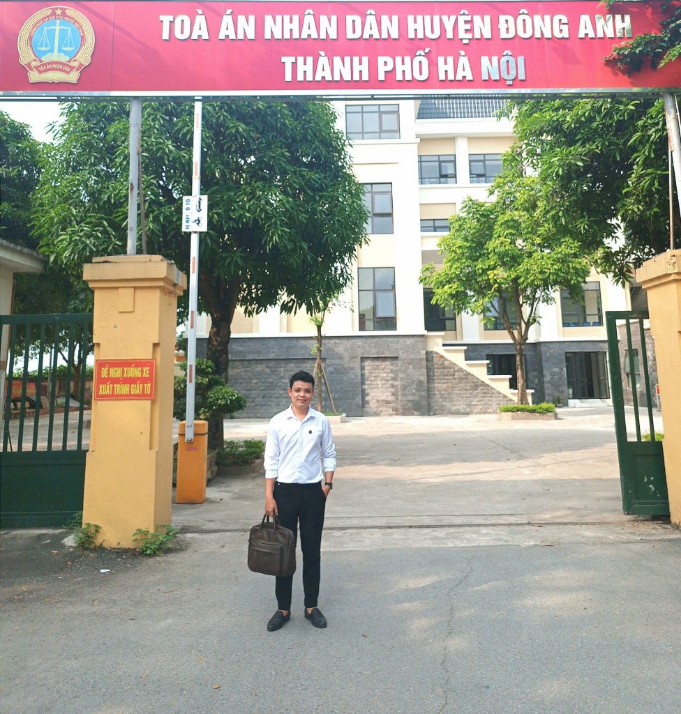 Luật sư Đông hỗ trợ khách hàng tại Tòa án huyện Đông Anh