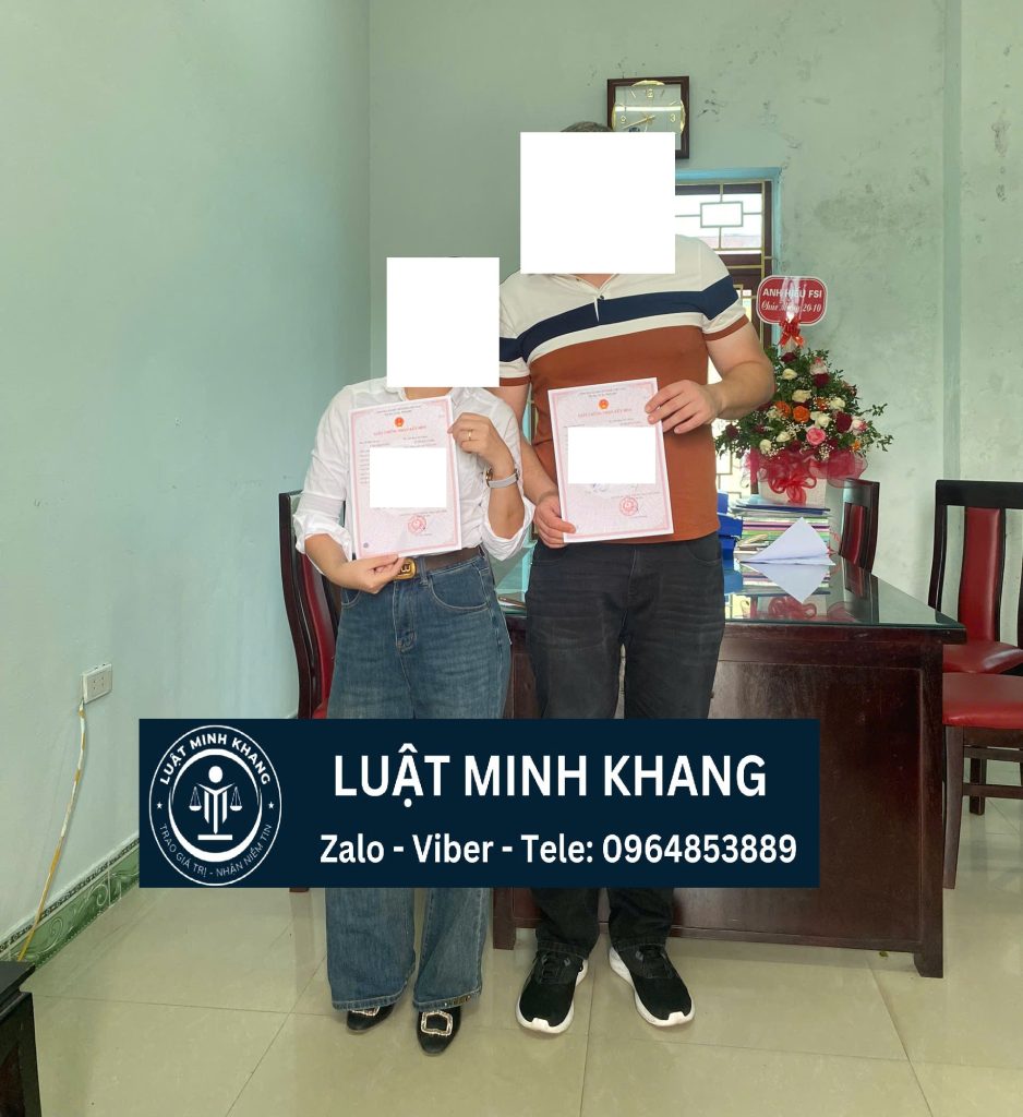Hình ảnh trao giấy kết hôn - vụ việc Luật Minh Khang hỗ trợ khách hàng