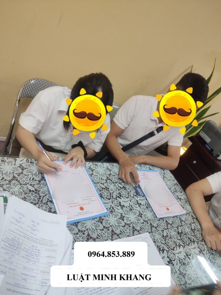 Hình ảnh ký giấy kết hôn - vụ việc Luật Minh Khang hỗ trợ khách hàng