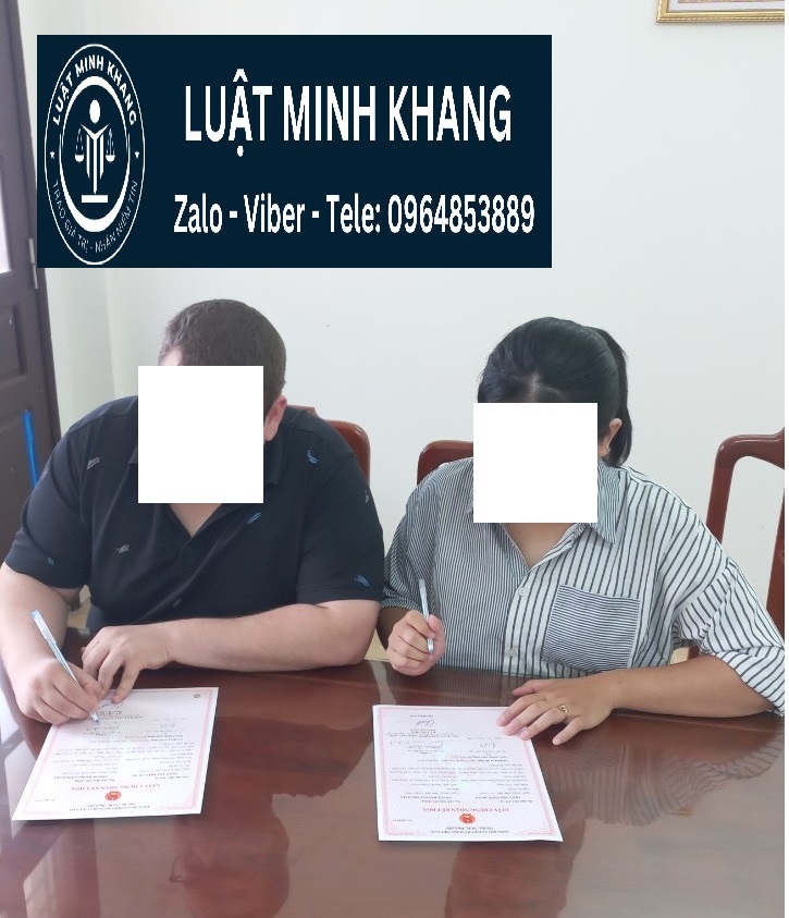 Hình ảnh ký giấy kết hôn - vụ việc Luật Minh Khang hỗ trợ khách hàng